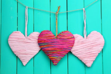 Ahşap arka planda dekoratif kalp