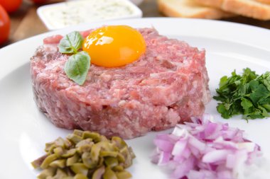 lezzetli biftek tartare ile sarısı plaka üzerinde tablo yakın çekim