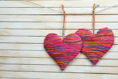 ahşap zemin üzerinde dekoratif Kalpler