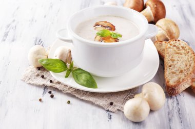 Beyaz tencerelerde mantar çorbası, peçete, ahşap zemin