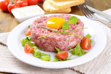 lezzetli biftek tartare ile sarısı plaka üzerinde tablo yakın çekim