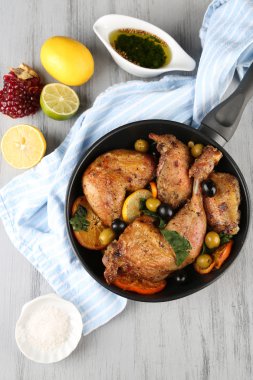 ev yapımı tavuk ızgara sebzeler üzerinde ahşap arka plan üzerinde tava