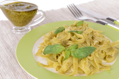 lezzetli pasta plaka üzerinde tablo yakın çekim pesto ile