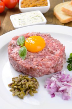 lezzetli biftek tartare ile sarısı plaka üzerinde tablo yakın çekim