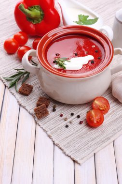 domates çorba ve sebze ahşap tablo