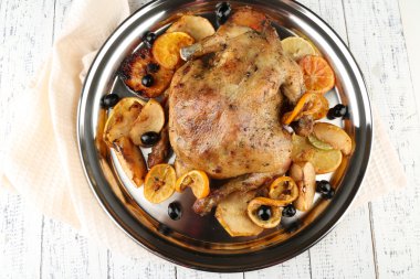 sebzeli tepsi ahşap zemin üzerinde tüm kavrulmuş tavuk