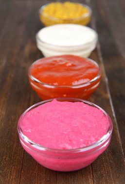 Tablo yakın çekim üzerinde çeşitli soslar