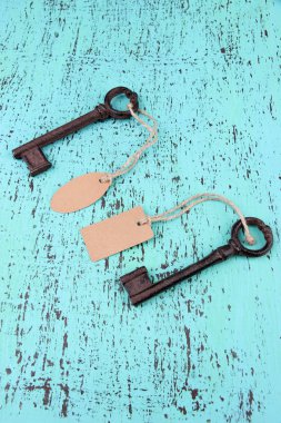 tuşları ile renk ahşap zemin üzerinde boş etiket