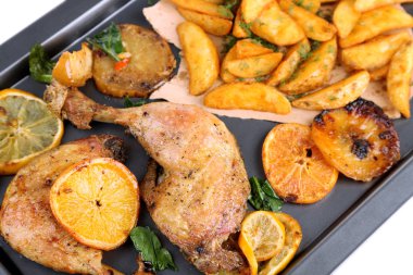ev yapımı tavuk drumsticks Pan, üzerinde beyaz izole sebze ve patates kızartması ile