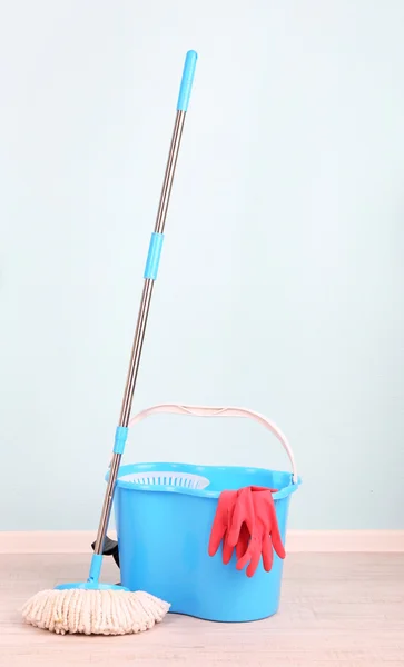 Podłogowe mop i wiadro do mycia w pokoju na tle ściany niebieskie — Zdjęcie stockowe
