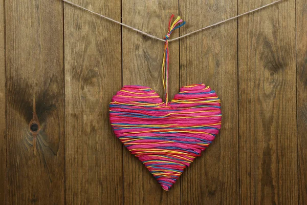 Ahşap arka planda dekoratif kalp — Stok fotoğraf