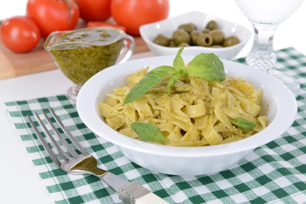 Deliziosa pasta con pesto in tavola primo piano — Foto Stock