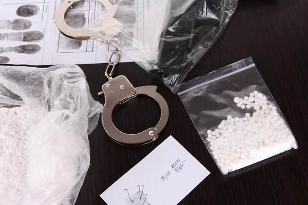 Lotes de heroína encontrados de empleados de control de drogas — Foto de Stock