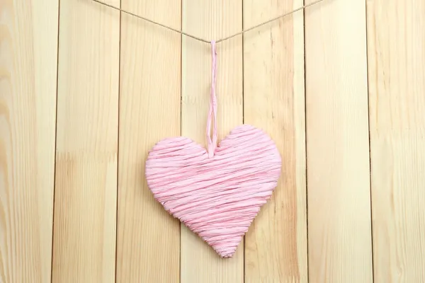 Corazón decorativo sobre fondo de madera —  Fotos de Stock