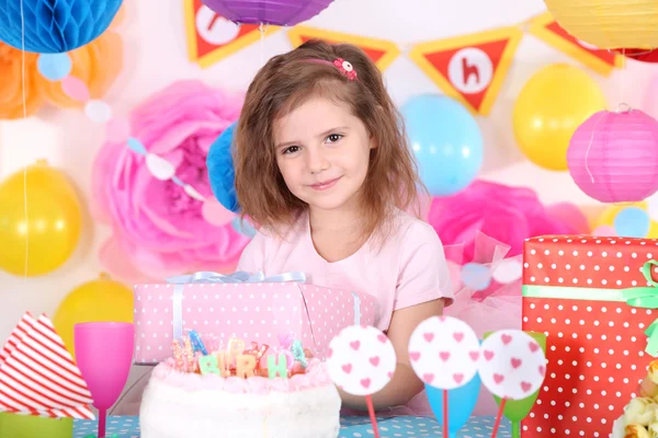 Милая маленькая девочка празднует свой день рождения — стоковое фото