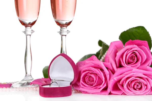 Komposition mit rosa Sekt in Gläsern und rosa Rosen isoliert auf weiß — Stockfoto
