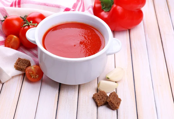Zupa pomidorowa smaczne i warzywa na drewnianym stole — Zdjęcie stockowe