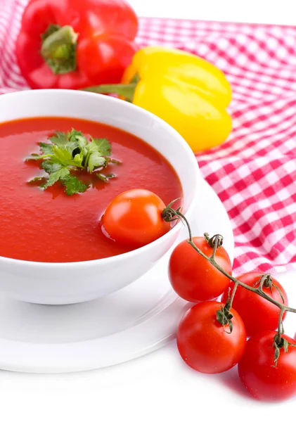 Sabrosa sopa de tomate y verduras, aislado en blanco — Foto de Stock