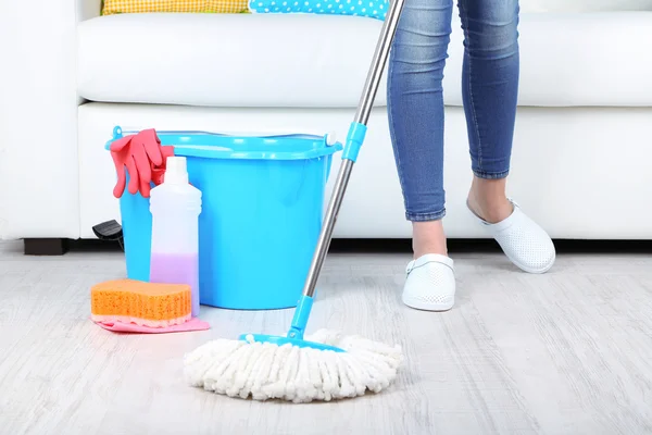 Piso de limpieza en la habitación primer plano —  Fotos de Stock