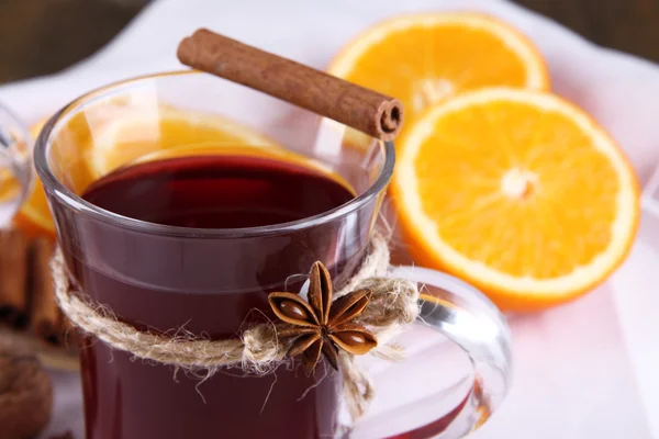 Vinho amontoado com laranjas de perto — Fotografia de Stock