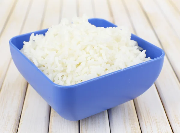 Cooked rice in bowl on wooden background — Stock Photo, Image