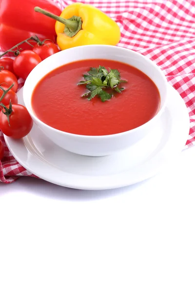Sabrosa sopa de tomate y verduras, aislado en blanco —  Fotos de Stock