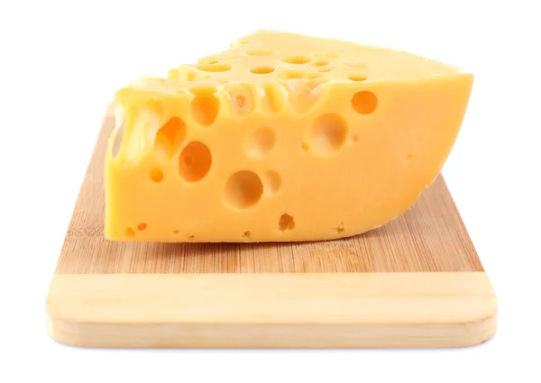 Pedazo de queso en el plato, sobre tabla de madera, aislado en blanco —  Fotos de Stock