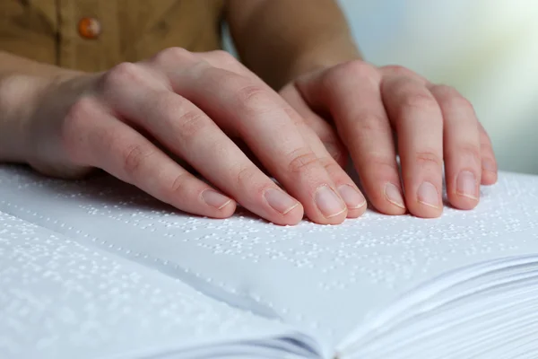 Donna cieca leggere un libro scritto in Braille — Foto Stock