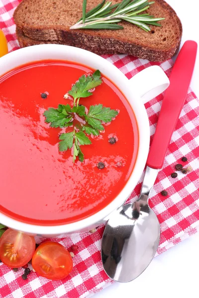 Sabrosa sopa de tomate, aislado en blanco — Foto de Stock