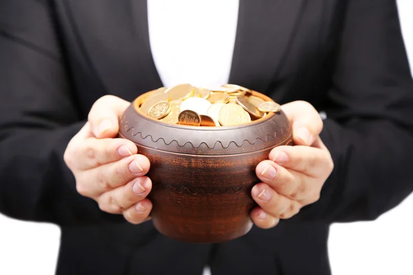 Keramische pot met gouden munten in vrouwelijke handen, geïsoleerd op witte achtergrond — Stockfoto