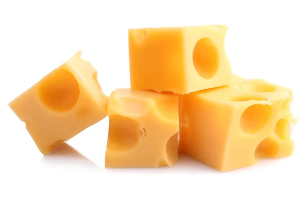 Morceaux de fromage, isolés sur blanc — Photo