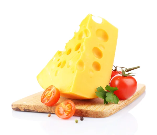 Stück Käse und Tomaten, auf Holzbrett, isoliert auf weiß — Stockfoto