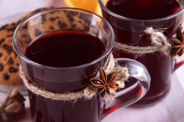 Mulled wine with cookies on table close up — Stock Photo, Image