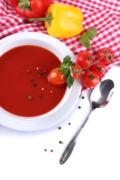 Sopa de tomate saborosa e legumes, isolados em branco — Fotografia de Stock