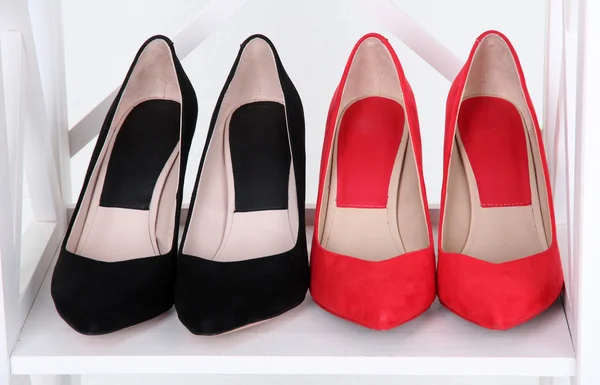 Belle scarpe femminili su scaffale in legno — Foto Stock