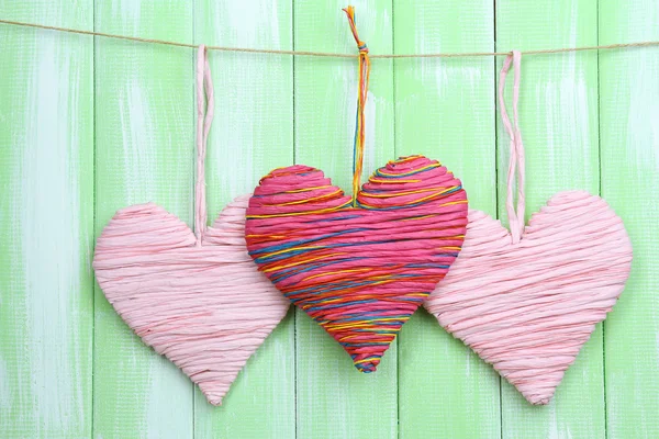 Dekorativní srdce na dřevěné pozadí木製の背景に装飾的な心 — Stock fotografie