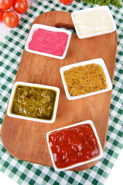 Varias salsas en la tabla de cortar en primer plano de la mesa — Foto de Stock