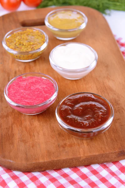 Diverses sauces sur planche à découper sur table close-up — Photo