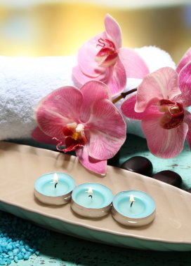 çiçek parlak zemin üzerine ile güzel spa ayarı