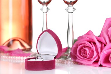 gözlük, şişe ve üzerinde beyaz izole pembe gül pembe ışıltı şarap ile kompozisyon