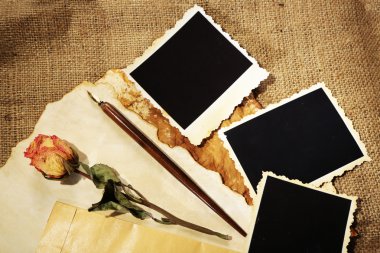 boş eski fotoğrafları, kağıt, mektup üstünde çul arka plan ile kompozisyon
