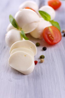 ahşap masa üstünde domates ve fesleğen ile lezzetli mozzarella peyniri