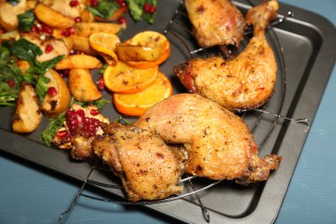 ev yapımı tavuk ızgara sebzeler üzerinde ahşap arka plan üzerinde tava