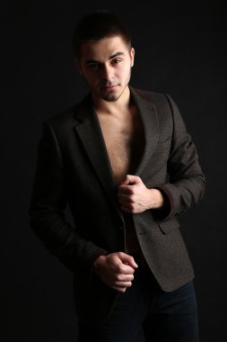 koyu arka plan üzerinde yakışıklı genç