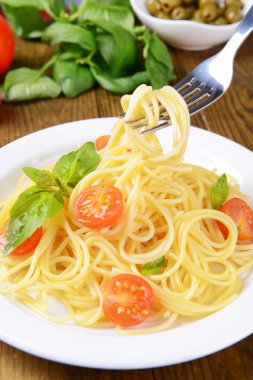 leziz spagetti domates plaka üzerinde tablo yakın çekim