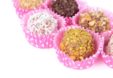 çikolata şekerleme üzerine beyaz izole kümesi