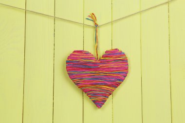 Ahşap arka planda dekoratif kalp