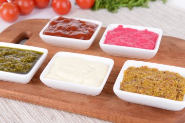 doğrama kurulu tablo yakın çekim üzerinde çeşitli soslar