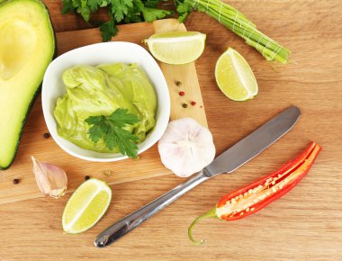 ahşap masa üzerinde kase taze guacamole