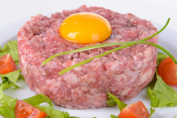 Delicioso bife tartare com gema de ovo na placa close-up — Fotografia de Stock